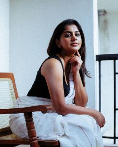 meera-nandan-new-photos-in-white-saree-004