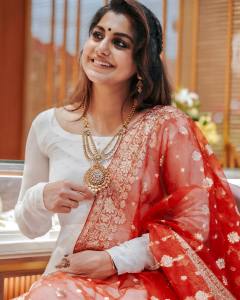 meera-nandan-white-churidar-and-red-dupatta-001