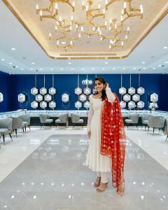 meera-nandan-white-churidar-and-red-dupatta-002