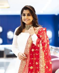 meera-nandan-white-churidar-and-red-dupatta