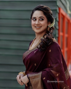 actress-miya-latest-photos-in-violet-pattu-saree-with-makeup-ideas-002