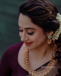 actress-miya-latest-photos-in-violet-pattu-saree-with-makeup-ideas-003