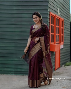 actress-miya-latest-photos-in-violet-pattu-saree-with-makeup-ideas-004