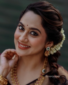 actress-miya-latest-photos-in-violet-pattu-saree-with-makeup-ideas-005