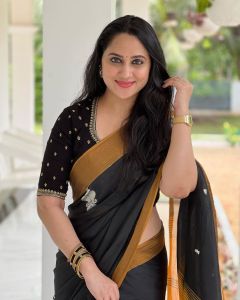 mia-george-beautiful-pictures-in-black-colour-saree-001