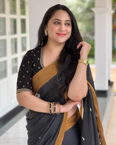mia-george-beautiful-pictures-in-black-colour-saree-002