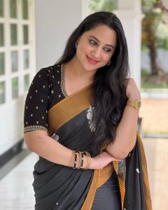 mia-george-beautiful-pictures-in-black-colour-saree-003