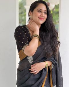 mia-george-beautiful-pictures-in-black-colour-saree-004