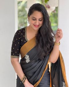 mia-george-beautiful-pictures-in-black-colour-saree-005
