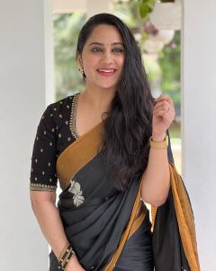mia-george-beautiful-pictures-in-black-colour-saree