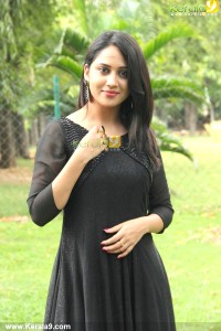 mia-george-latest-photos-100-00977