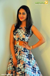 mia-george-latest-stills-400-00254