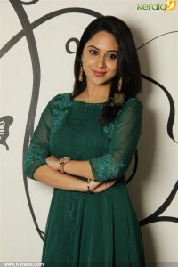 mia-george-latest-stills-500-00365
