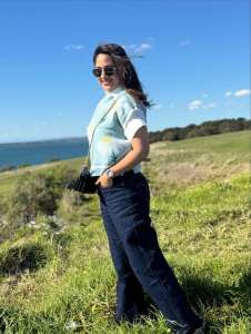 mia-in-jeans-and-short-top-styling-ideas-photos