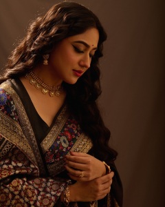 miya-george-in-black-saree-with-traditional-makeup-look-photos-001