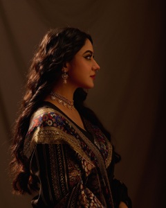 miya-george-in-black-saree-with-traditional-makeup-look-photos-002