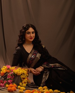 miya-george-in-black-saree-with-traditional-makeup-look-photos-003