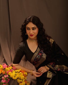 miya-george-in-black-saree-with-traditional-makeup-look-photos-004