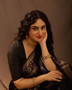 miya-george-in-black-saree-with-traditional-makeup-look-photos-005
