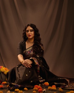 miya-george-in-black-saree-with-traditional-makeup-look-photos-006