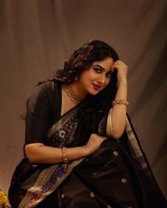 miya-george-in-black-saree-with-traditional-makeup-look-photos-007