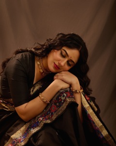 miya-george-in-black-saree-with-traditional-makeup-look-photos-008
