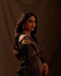 miya-george-in-black-saree-with-traditional-makeup-look-photos