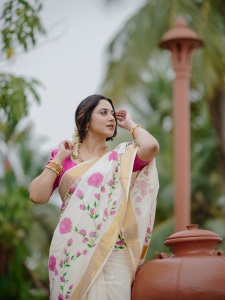 miya-george-in-kerala-saree-photos-latest-005