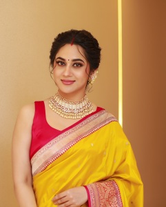 miya-george-in-yellow-saree-with-pink-blouse-photos-001