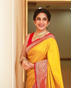miya-george-in-yellow-saree-with-pink-blouse-photos-002