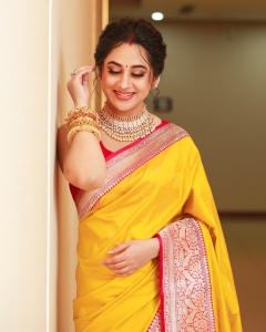 miya-george-in-yellow-saree-with-pink-blouse-photos-004