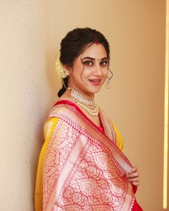 miya-george-in-yellow-saree-with-pink-blouse-photos-005