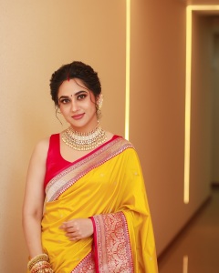 miya-george-in-yellow-saree-with-pink-blouse-photos-007