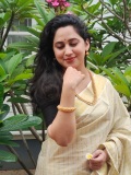 miya-george-in-kerala-saree-with-simple-and-traditional-style-photos-002