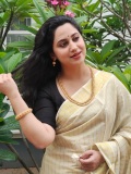 miya-george-in-kerala-saree-with-simple-and-traditional-style-photos-003