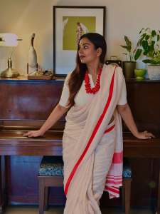 mrudula-murali-in-kerala-saree-with-red-border-and-ornaments-photos-005