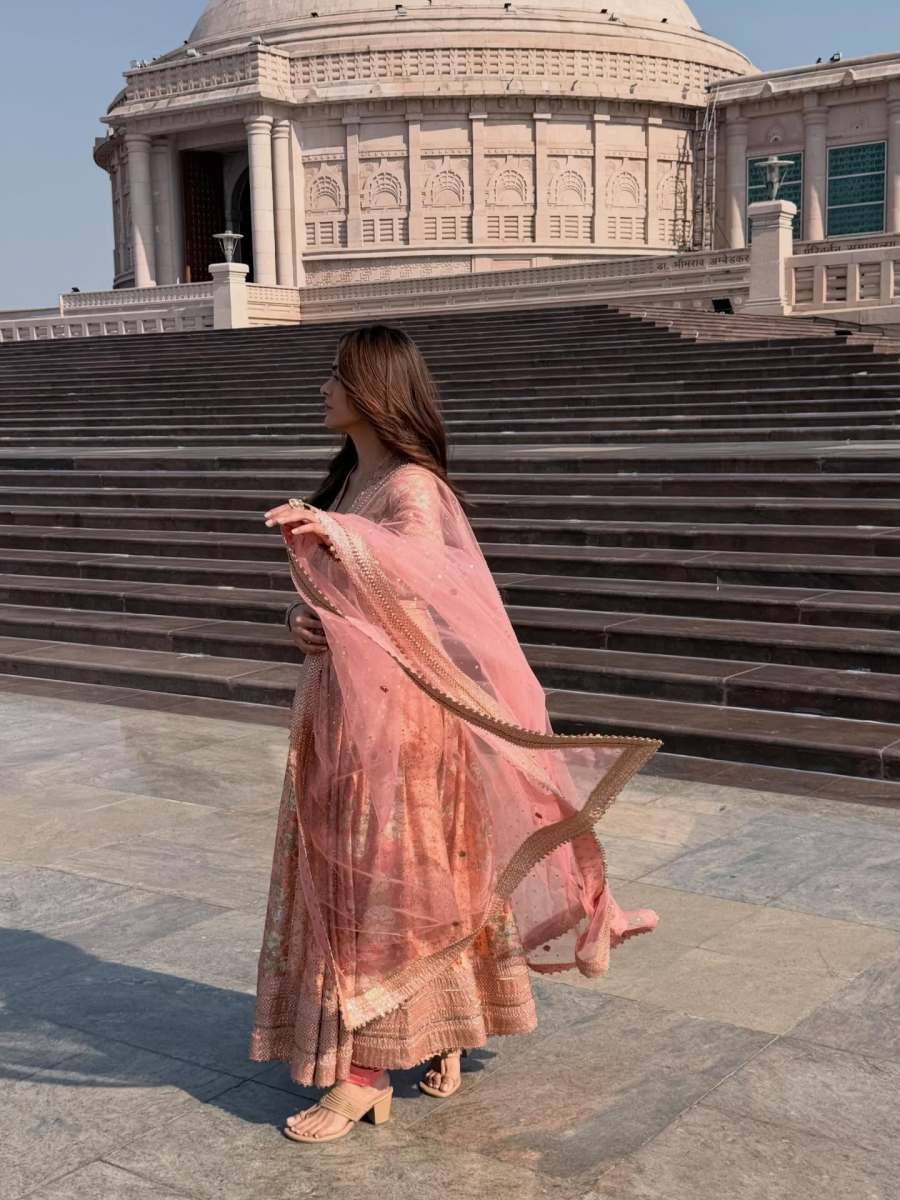 mrunal-thakur-latest-images-017