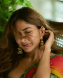 mrunal-thakur-in-multicolor-saree-look-photos-007