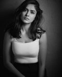Actress-Mrunal-Thakur-photos-032