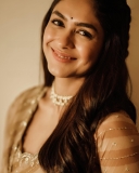 mrunal-thakur-beautiful-photos-latest-001