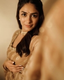 mrunal-thakur-beautiful-photos-latest-004