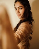 mrunal-thakur-beautiful-photos-latest-009