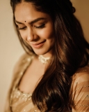 mrunal-thakur-beautiful-photos-latest