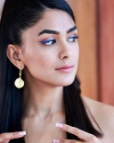 mrunal-thakur-hd-wallpaper-005