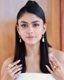 mrunal-thakur-hd-wallpaper-006