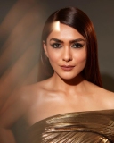 mrunal-thakur-in-golden-color-gown-photos-003