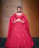 mrunal-thakur-in-lakme-fashion-week-photos-001