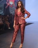 mrunal-thakur-in-lakme-fashion-week-photos-003