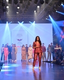mrunal-thakur-in-lakme-fashion-week-photos-005