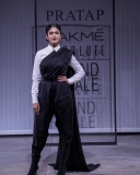 mrunal-thakur-in-lakme-fashion-week-photos-006